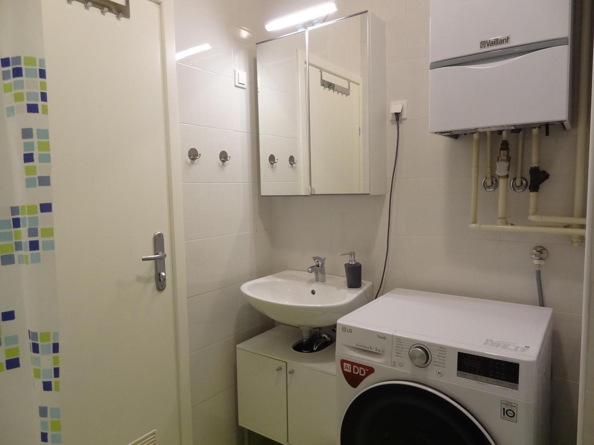 Well-equipped With Free Parking Apartment *